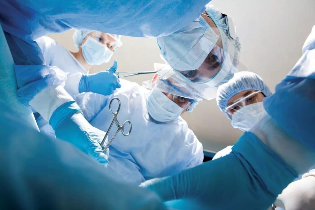 Alang sa komplikado nga thoracic osteochondrosis, gihimo ang operasyon