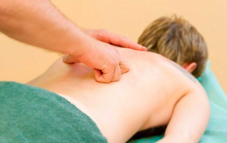 Pagpahigayon sa thoracic back massage alang sa osteochondrosis